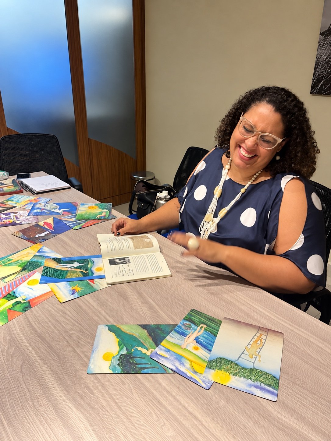 Participante durante atividade de estudo, com livro e cartões ilustrados
