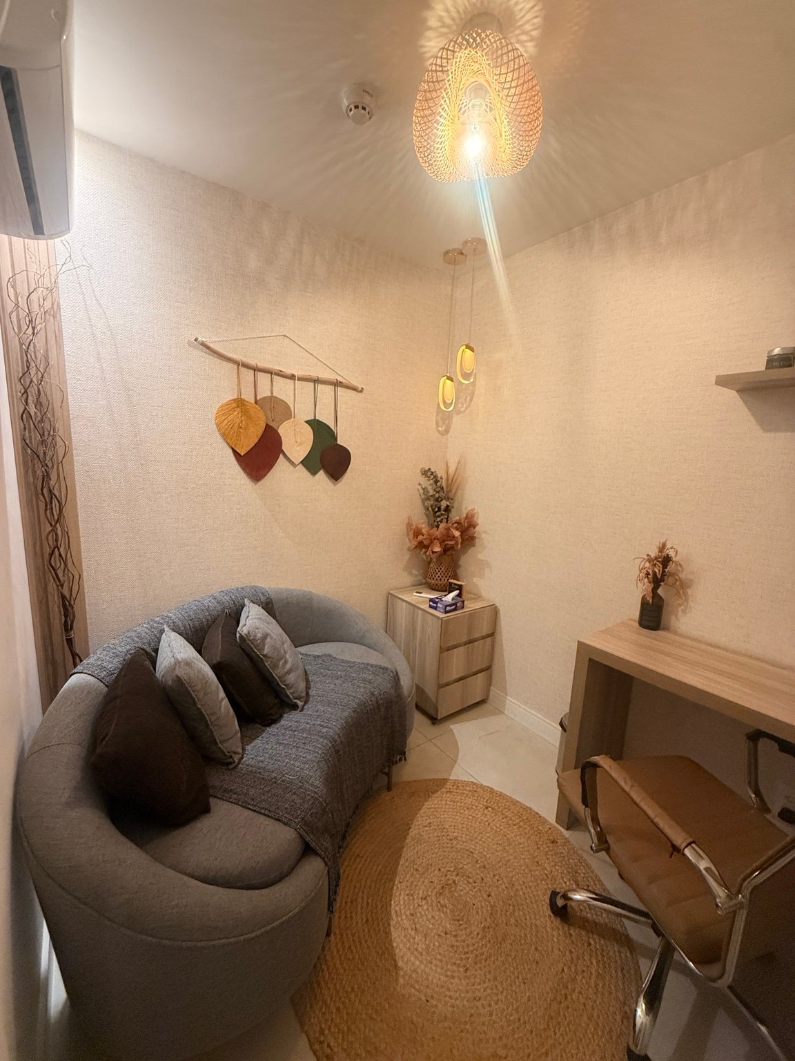 Sala atualizada do Expandir, com sofá, cadeira, tapete e iluminação acolhedora no Ascenda Terapias